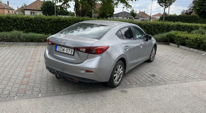 Mazda hátulról